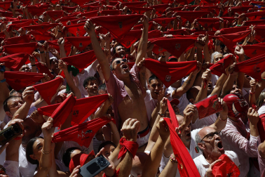 Segundos antes del Chupinazo, pañuelos en alto en Pamplona