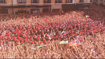 Vídeo de los gaiteros en la plaza del ayuntamiento después del chupinazo de San Fermín 2026