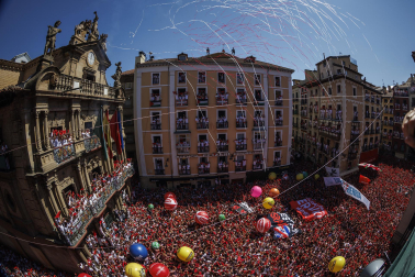 Chupinazo en la plaza del Ayuntamiento