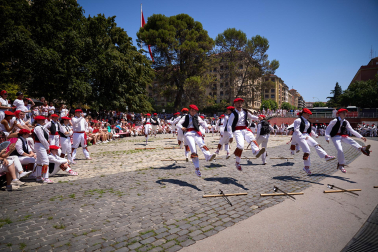 Foto del festival folclórico en la Plaza de los Fueros del 6 de julio de San Fermín 2026.