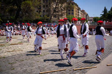 Foto del festival folclórico en la Plaza de los Fueros del 6 de julio de San Fermín 2026.