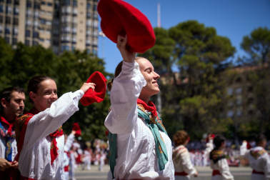 Foto del festival folclórico en la Plaza de los Fueros del 6 de julio de San Fermín 2026.