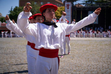 Foto del festival folclórico en la Plaza de los Fueros del 6 de julio de San Fermín 2026.
