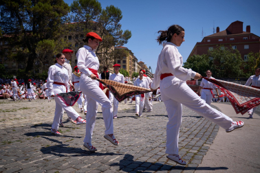 Foto del festival folclórico en la Plaza de los Fueros del 6 de julio de San Fermín 2026.