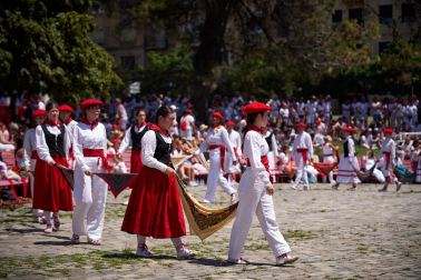 Foto del festival folclórico en la Plaza de los Fueros del 6 de julio de San Fermín 2026.