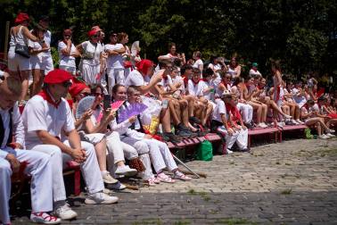 Foto del festival folclórico en la Plaza de los Fueros del 6 de julio de San Fermín 2026.