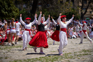 Foto del festival folclórico en la Plaza de los Fueros del 6 de julio de San Fermín 2026.