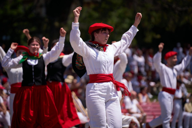 Foto del festival folclórico en la Plaza de los Fueros del 6 de julio de San Fermín 2026.