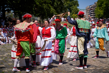 Foto del festival folclórico en la Plaza de los Fueros del 6 de julio de San Fermín 2026.
