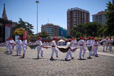 Foto del festival folclórico en la Plaza de los Fueros del 6 de julio de San Fermín 2026.