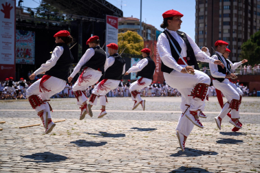 Foto del festival folclórico en la Plaza de los Fueros del 6 de julio de San Fermín 2026.