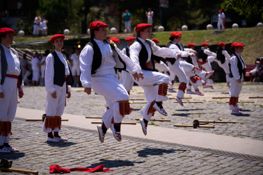 Foto del festival folclórico en la Plaza de los Fueros del 6 de julio de San Fermín 2026.