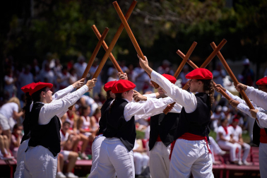 Foto del festival folclórico en la Plaza de los Fueros del 6 de julio de San Fermín 2026.