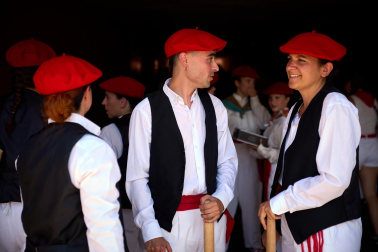 Foto del festival folclórico en la Plaza de los Fueros del 6 de julio de San Fermín 2026.