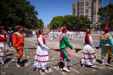 Fotos del festival folclórico en la Plaza de los Fueros del 6 de julio de San Fermín 2026