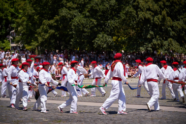 Fotos del festival folclórico en la Plaza de los Fueros del 6 de julio de San Fermín 2026