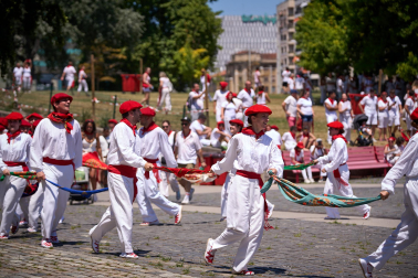 Fotos del festival folclórico en la Plaza de los Fueros del 6 de julio de San Fermín 2026