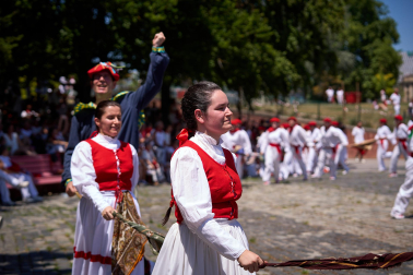 Fotos del festival folclórico en la Plaza de los Fueros del 6 de julio de San Fermín 2026