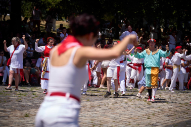 Fotos del festival folclórico en la Plaza de los Fueros del 6 de julio de San Fermín 2026