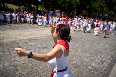 Fotos del festival folclórico en la Plaza de los Fueros del 6 de julio de San Fermín 2026