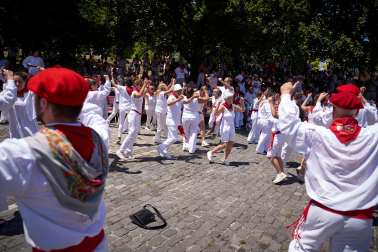Fotos del festival folclórico en la Plaza de los Fueros del 6 de julio de San Fermín 2026