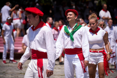 Fotos del festival folclórico en la Plaza de los Fueros del 6 de julio de San Fermín 2026