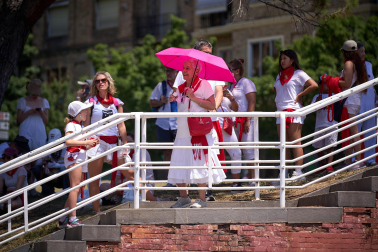 Fotos del festival folclórico en la Plaza de los Fueros del 6 de julio de San Fermín 2026