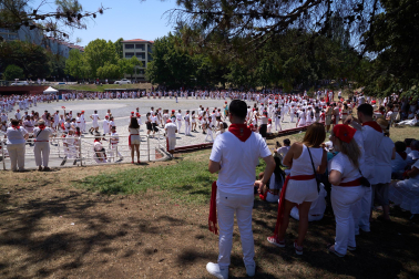 Fotos del festival folclórico en la Plaza de los Fueros del 6 de julio de San Fermín 2026