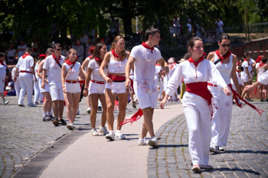 Fotos del festival folclórico en la Plaza de los Fueros del 6 de julio de San Fermín 2026