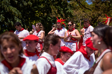 Fotos del festival folclórico en la Plaza de los Fueros del 6 de julio de San Fermín 2026