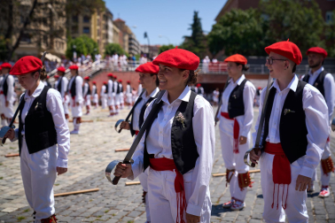 Fotos del festival folclórico en la Plaza de los Fueros del 6 de julio de San Fermín 2026