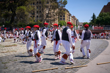 Fotos del festival folclórico en la Plaza de los Fueros del 6 de julio de San Fermín 2026