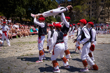 Fotos del festival folclórico en la Plaza de los Fueros del 6 de julio de San Fermín 2026