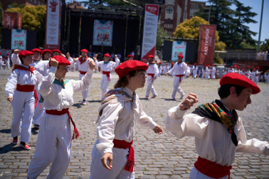 Fotos del festival folclórico en la Plaza de los Fueros del 6 de julio de San Fermín 2026