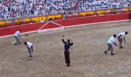 Andy Cartagena pasea la primera oreja del festejo