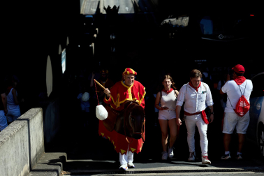 Fotos de la salida de la Comparsa de Gigantes y Cabezudos este 6 de julio de San Fermín 2026