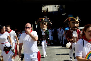 Fotos de la salida de la Comparsa de Gigantes y Cabezudos este 6 de julio de San Fermín 2026