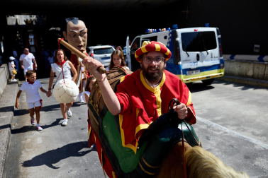 Fotos de la salida de la Comparsa de Gigantes y Cabezudos este 6 de julio de San Fermín 2026