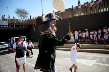 Fotos de la salida de la Comparsa de Gigantes y Cabezudos este 6 de julio de San Fermín 2026