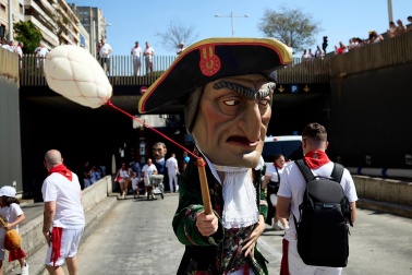Fotos de la salida de la Comparsa de Gigantes y Cabezudos este 6 de julio de San Fermín 2026