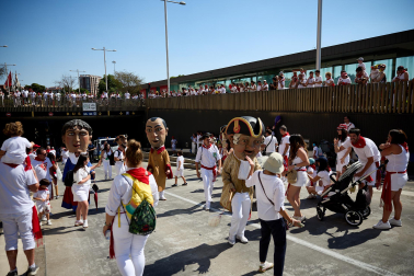 Fotos de la salida de la Comparsa de Gigantes y Cabezudos este 6 de julio de San Fermín 2026