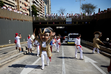 Fotos de la salida de la Comparsa de Gigantes y Cabezudos este 6 de julio de San Fermín 2026