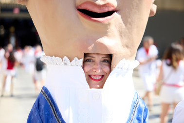 Fotos de la salida de la Comparsa de Gigantes y Cabezudos este 6 de julio de San Fermín 2026