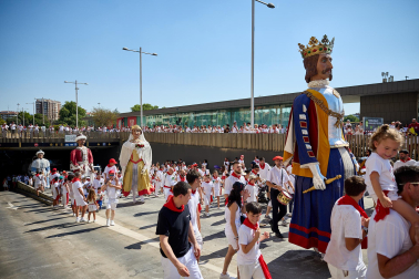 Fotos de la salida de la Comparsa de Gigantes y Cabezudos este 6 de julio de San Fermín 2026