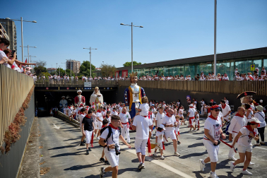 Fotos de la salida de la Comparsa de Gigantes y Cabezudos este 6 de julio de San Fermín 2026