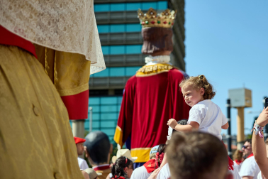 Fotos de la salida de la Comparsa de Gigantes y Cabezudos este 6 de julio de San Fermín 2026