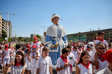 Fotos de la salida de la Comparsa de Gigantes y Cabezudos este 6 de julio de San Fermín 2026