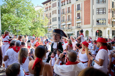 Fotos de la salida de la Comparsa de Gigantes y Cabezudos este 6 de julio de San Fermín 2026