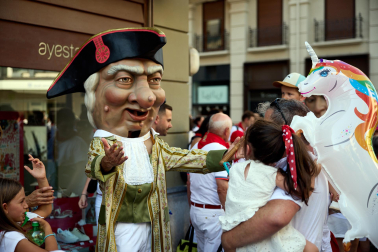 Fotos de la salida de la Comparsa de Gigantes y Cabezudos este 6 de julio de San Fermín 2026
