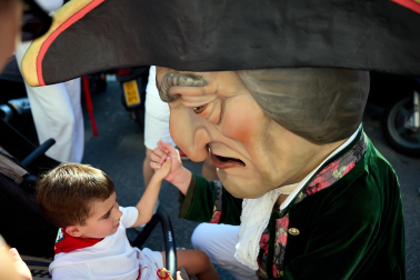 Fotos de la salida de la Comparsa de Gigantes y Cabezudos este 6 de julio de San Fermín 2026